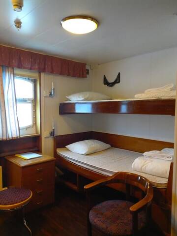 Фото номера Трехместный номер с ванной комнатой Хостелы Laivahostel S/S Bore г. Турку 3