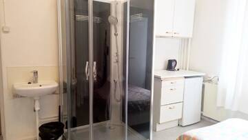 Фото номера Трехместный номер с душем Гостевой дом Brahe Ensuite г. Турку 4